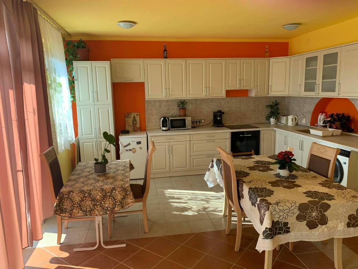 Апартаменты Kriszta Apartmanhaz Балатонлелле Экстерьер фото