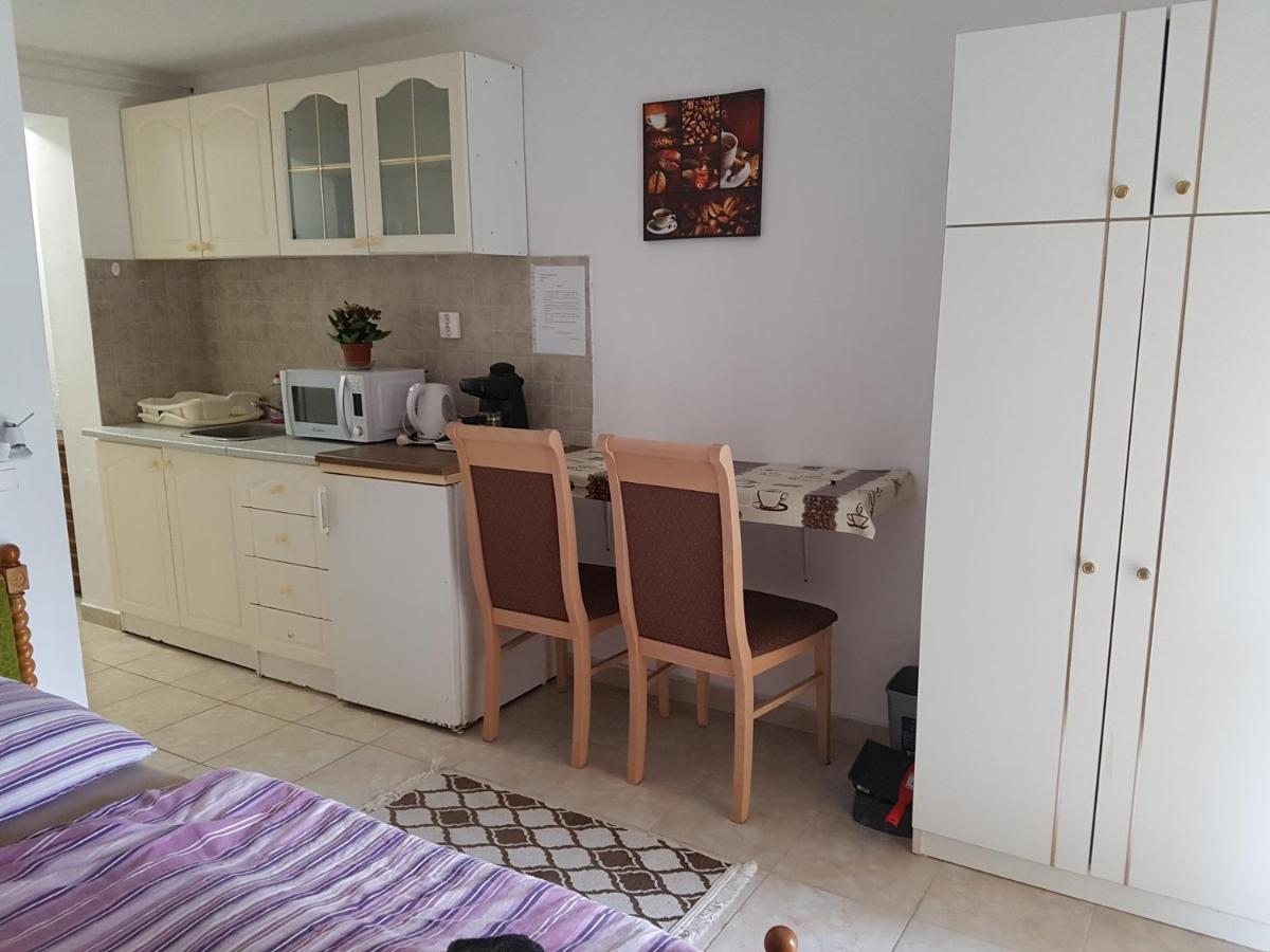 Апартаменты Kriszta Apartmanhaz Балатонлелле Экстерьер фото